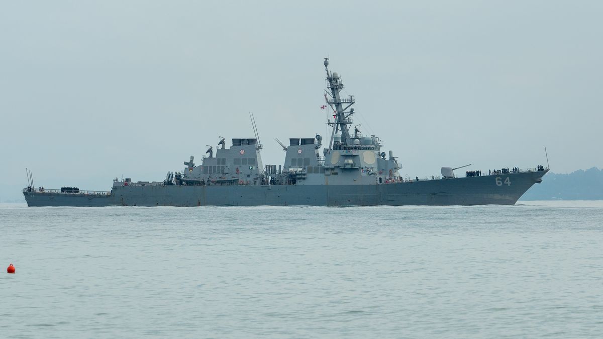 Americké lodě byly terčem útoků v Rudém moři, oznámil Pentagon